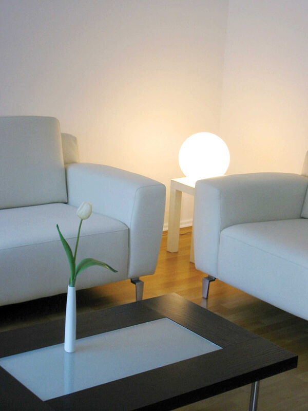Couch Sitzecke mit Blume auf Tisch